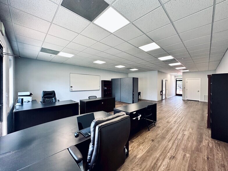 More Photos Of 609 E University Ave, Georgetown Storefront Retail Office For Sale