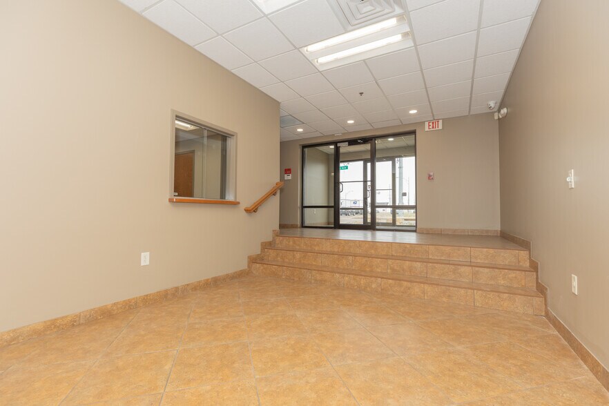 More Photos Of 955 E Diamond Ave, Evansville Manufacturing For Lease