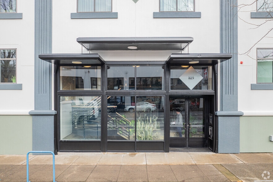More Photos Of 819 SE Morrison St, Portland Medical For Lease