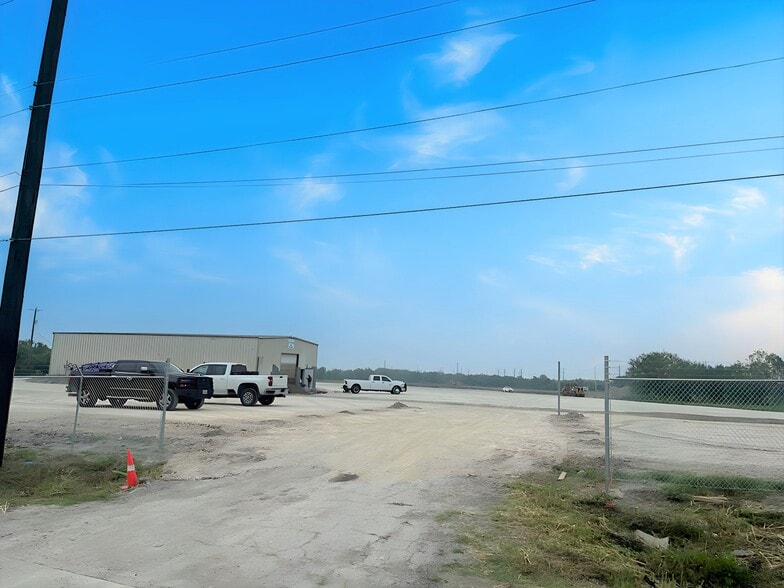 More Photos Of 10520 Somerset Rd, San Antonio Warehouse For Lease