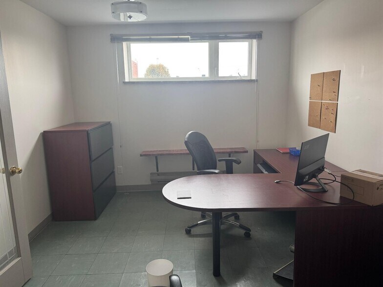 More Photos Of 630 Rue Poisson, Trois-Rivières Distribution For Lease
