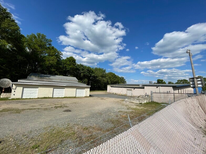 More Photos Of 11740 Vernon Rd, Waldorf Warehouse For Lease