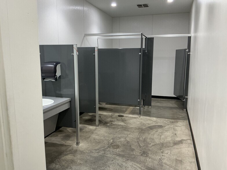 More Photos Of 1750 Airport West Rd, Mansfield Distribution For Lease