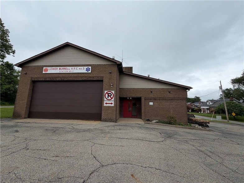 Primary Photo Of 2819 Edgecliff Rd, New Kensington Warehouse For Sale