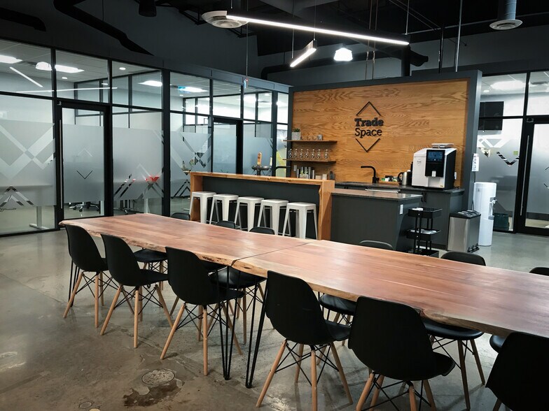 More Photos Of 4030 8th St SE, Calgary Warehouse For Lease