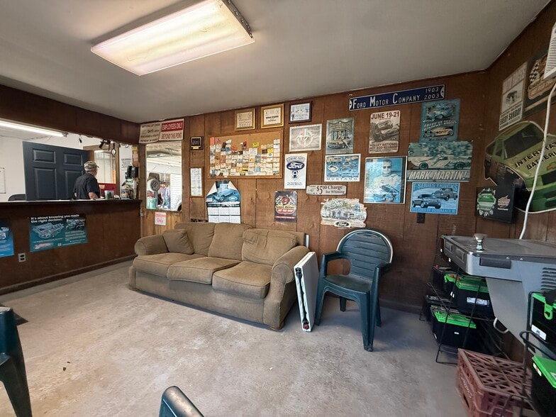 More Photos Of 916 Pleasant Grove Rd, Westmoreland General Retail For Sale