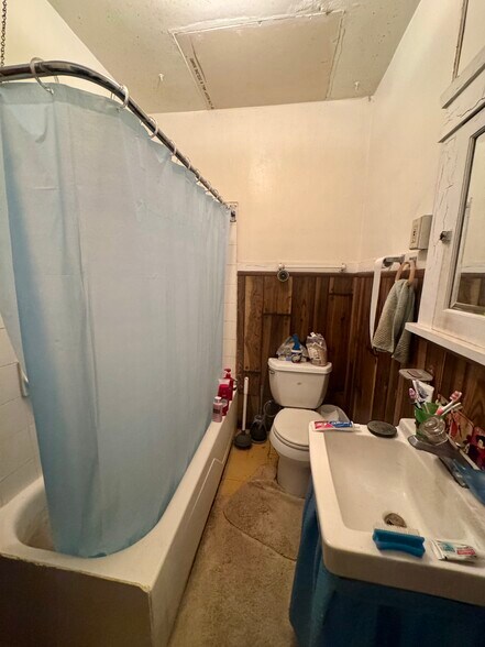 More Photos Of 3213 Washington Ave, Racine Storefront Retail Residential For Sale