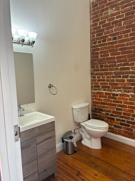 More Photos Of 125 E Davis St, Culpeper Storefront Retail Office For Lease