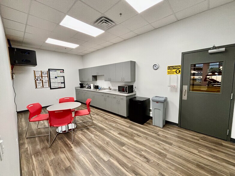 More Photos Of 350 Mayfield Rd, Duncan Service For Lease