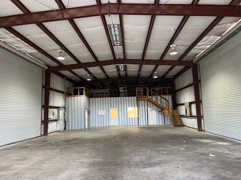 More Photos Of 3318 Dwayne Rd, Rosharon Warehouse For Lease