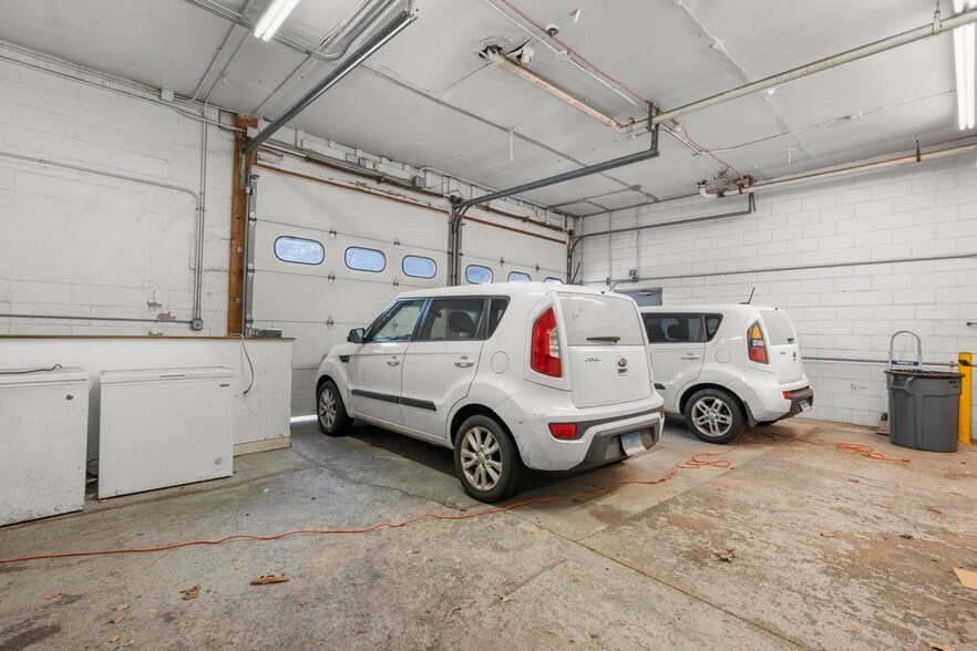More Photos Of 207 Greenwich Ave, Stamford Showroom For Sale