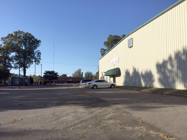 More Photos Of 5529 Summer Ave, Memphis Distribution For Sale