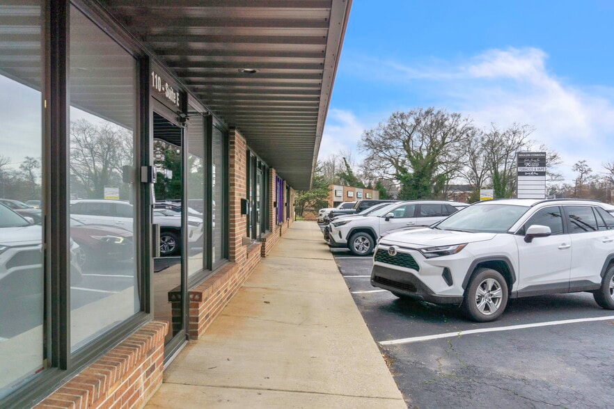 More Photos Of 110 E Butler Rd, Mauldin Storefront For Sale