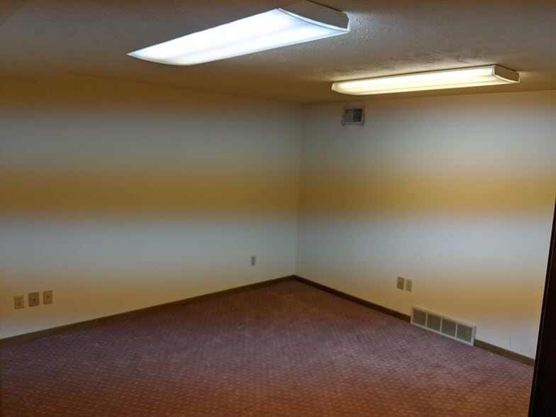 More Photos Of 1236-1248 Royal Dr, Papillion Warehouse For Lease