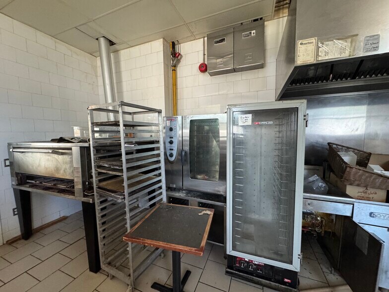More Photos Of 174 Hamilton Rd, London Freestanding For Lease