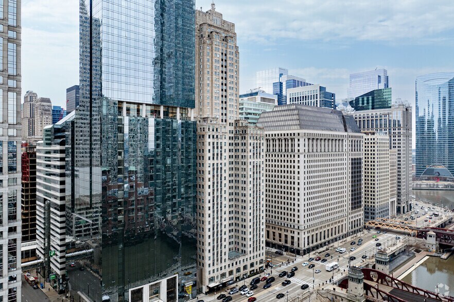 More Photos Of 121 W Wacker Dr, Chicago Office For Sale