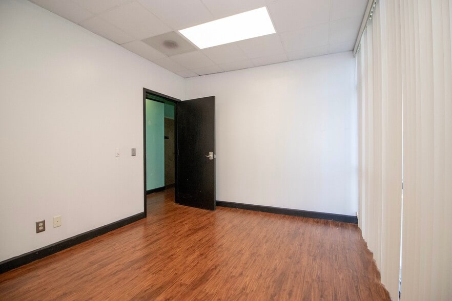 More Photos Of 285 N Main St, Troutman General Retail For Lease