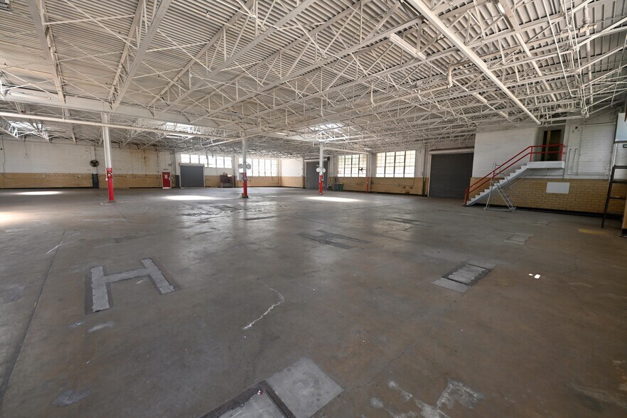 More Photos Of 2625 Broadway St, San Antonio Light Distribution For Lease