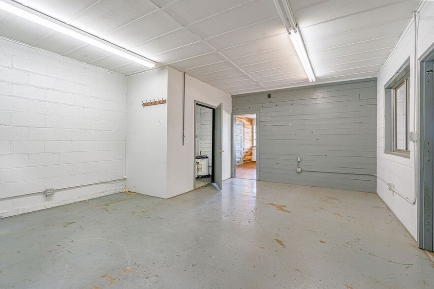 More Photos Of 1214 College St, Clarksville Warehouse For Lease