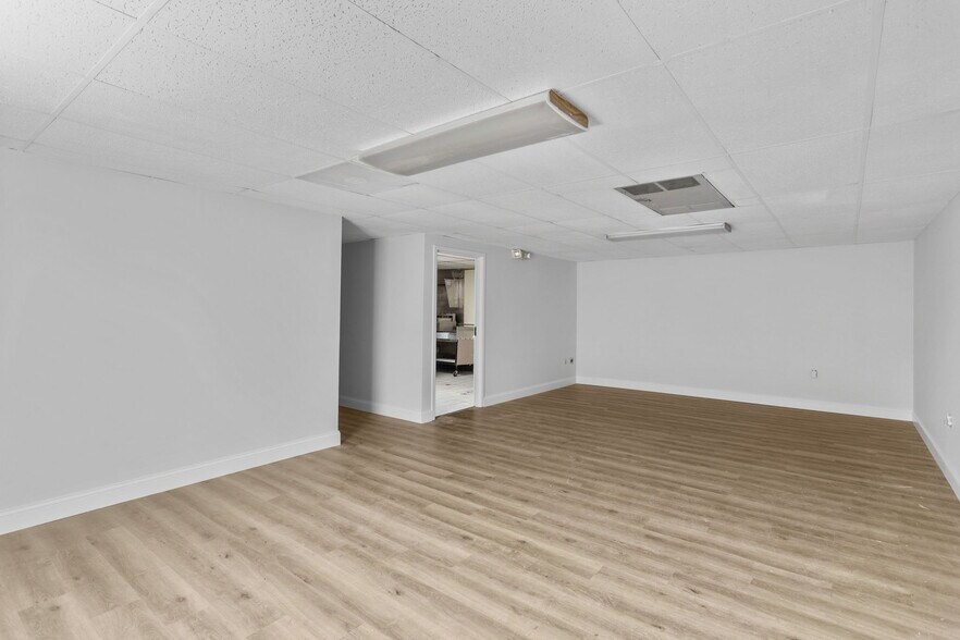 More Photos Of 384 Main st, Timberville Freestanding For Lease