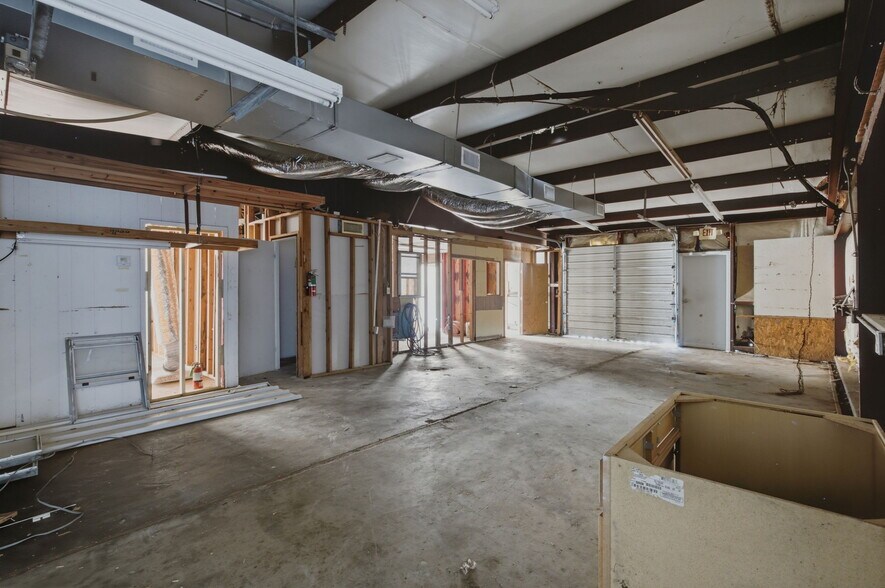 More Photos Of 1315 Ruth St, Sulphur Office For Lease