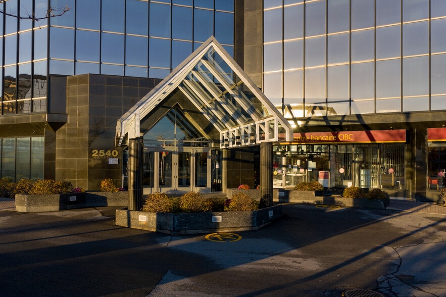 More Photos Of 2540 Boul Daniel-Johnson, Laval Office For Lease