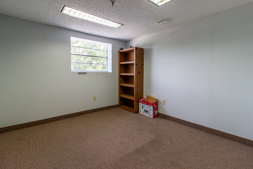 More Photos Of 310 Cypress Rd, Ocala Manufacturing For Sale