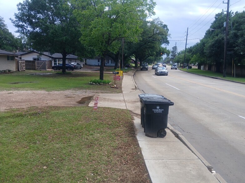 More Photos Of 1506 Avenue D, Katy Office For Sale