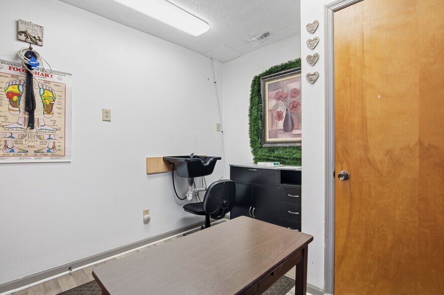 More Photos Of 411 Western Blvd, Jacksonville Office For Sale