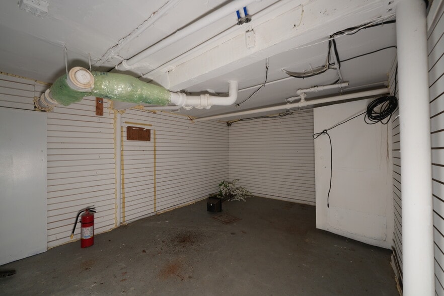 More Photos Of 9507 Roosevelt Ave, Jackson Heights Storefront Retail Residential For Sale