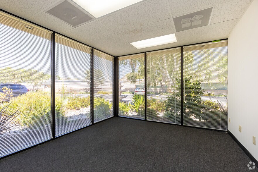 More Photos Of 23930-23978 Craftsman Rd, Calabasas Warehouse For Lease