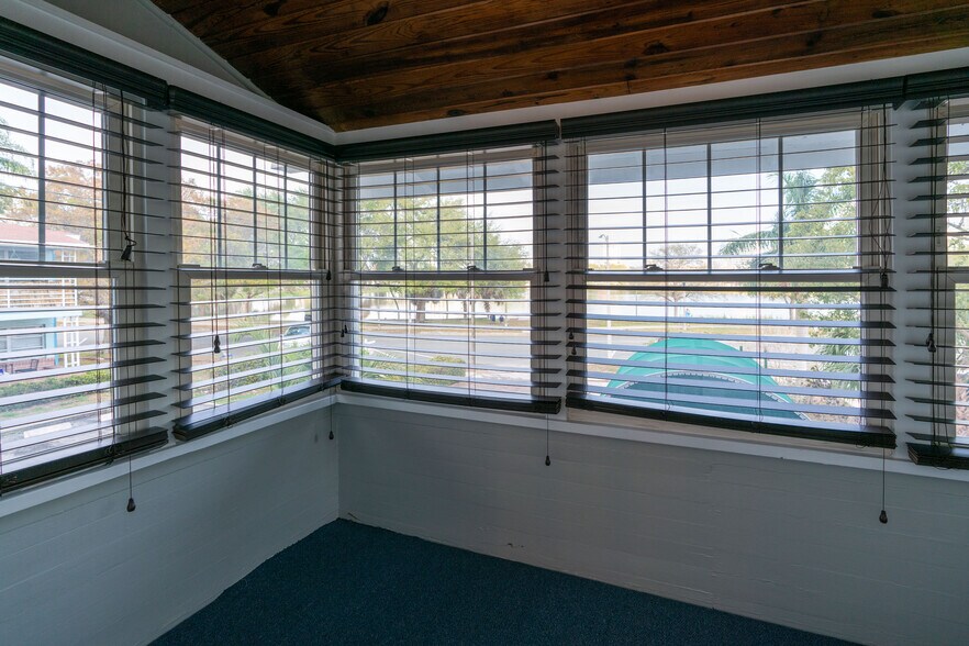 More Photos Of 216 Mirror Lake Dr N, Saint Petersburg Office For Lease