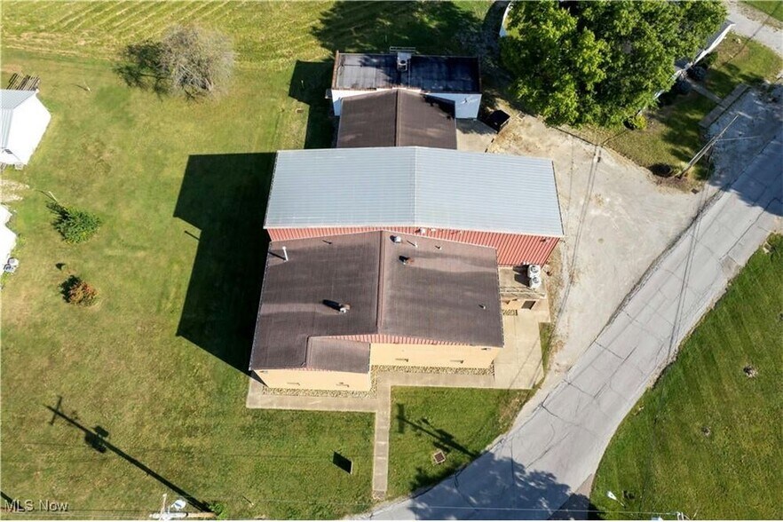 More Photos Of 390 E Wood St, Shreve Flex For Lease