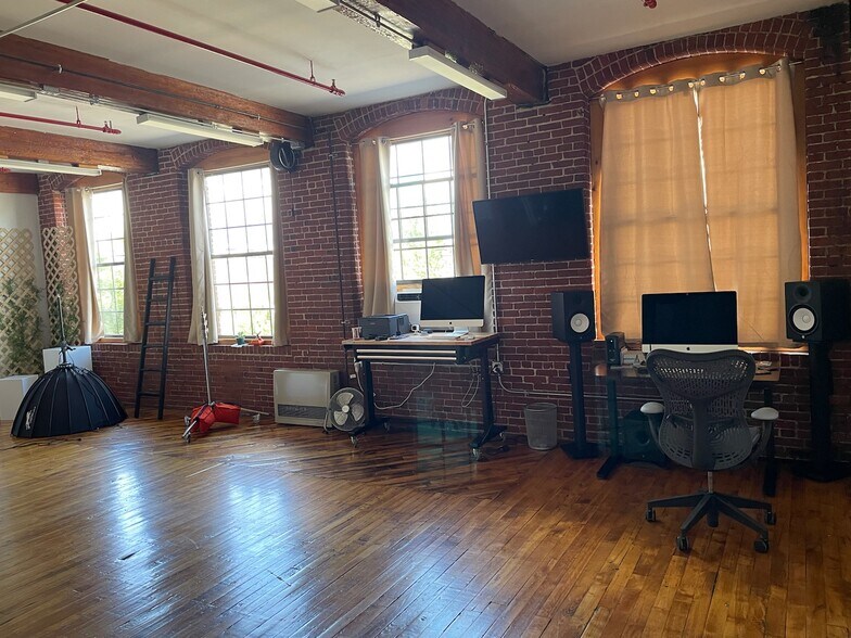 More Photos Of 51-55 Lake St, Nashua Light Manufacturing For Sale