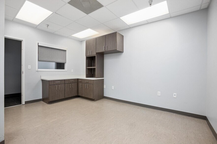 More Photos Of 100 E New York Ave, Deland Office For Lease