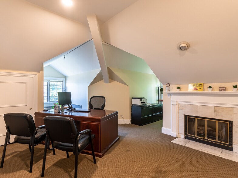 More Photos Of 301 W Roosevelt Rd, Wheaton Office For Lease