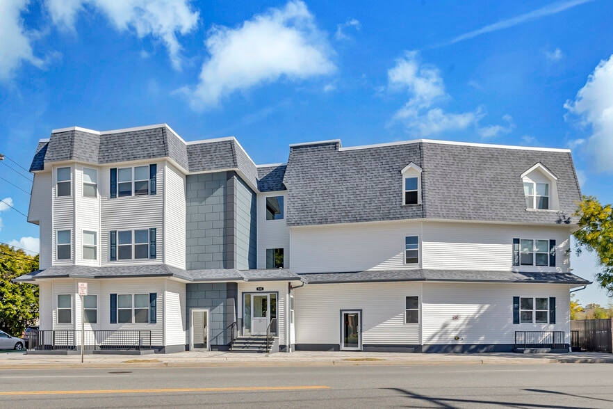 More Photos Of 533 Greenwich St, Hempstead Flex For Lease