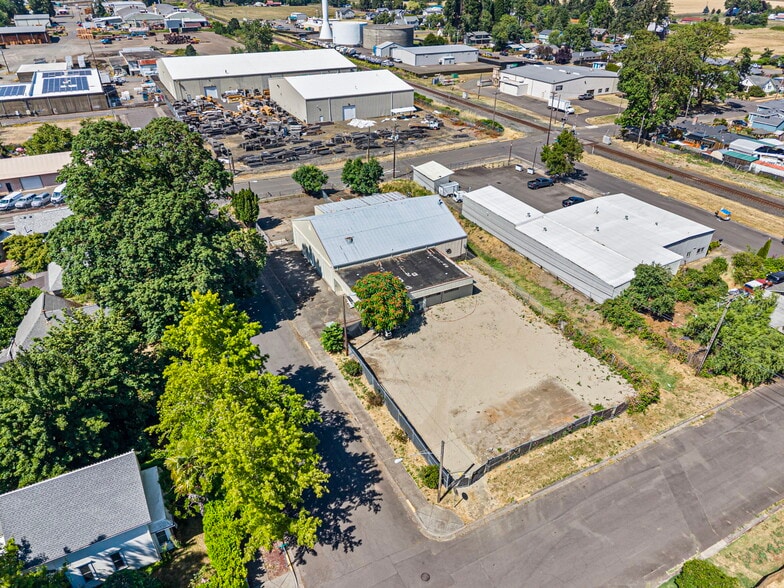 More Photos Of 940 Greenwood St, Junction City Warehouse For Sale