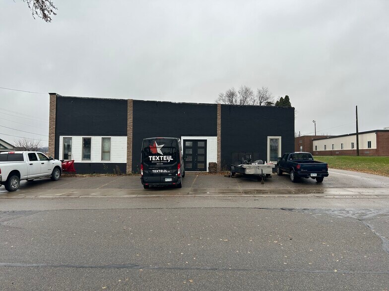 More Photos Of 102 SE 2nd Ave, Elgin Showroom For Sale