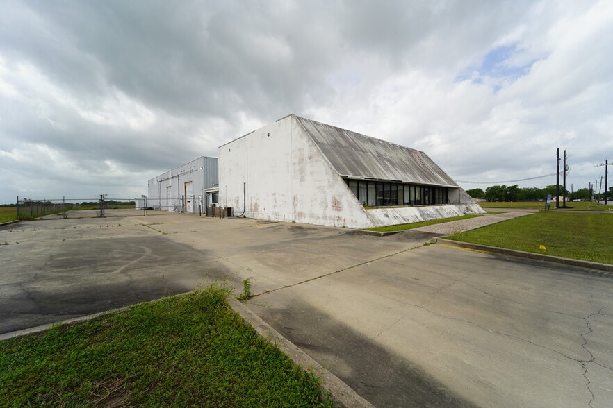 More Photos Of 3701 E Rio Grande St, Victoria Industrial For Sale