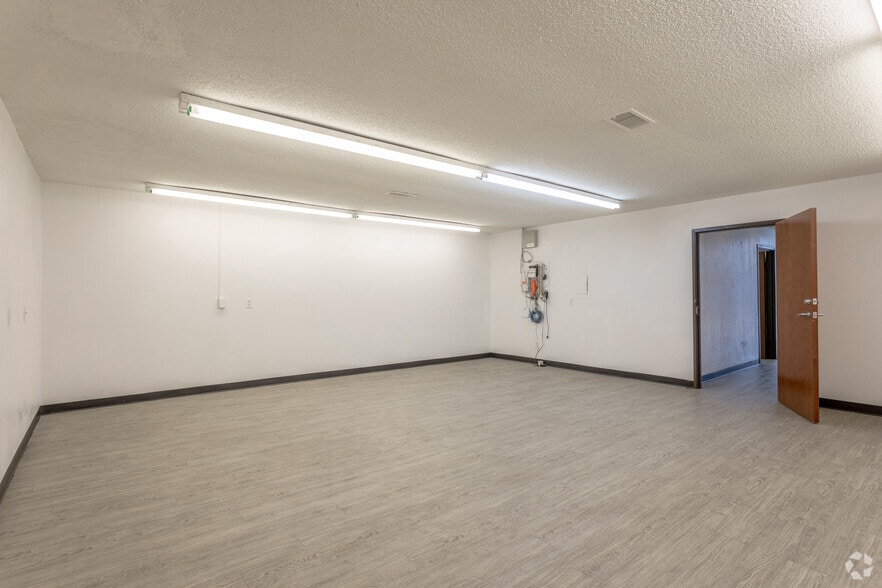 More Photos Of 10930 Switzer Ave, Dallas Unknown For Lease