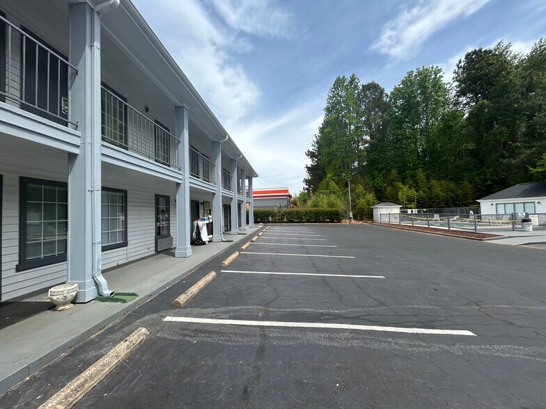 More Photos Of 1010 Highway 19 N, Thomaston Hotel For Sale