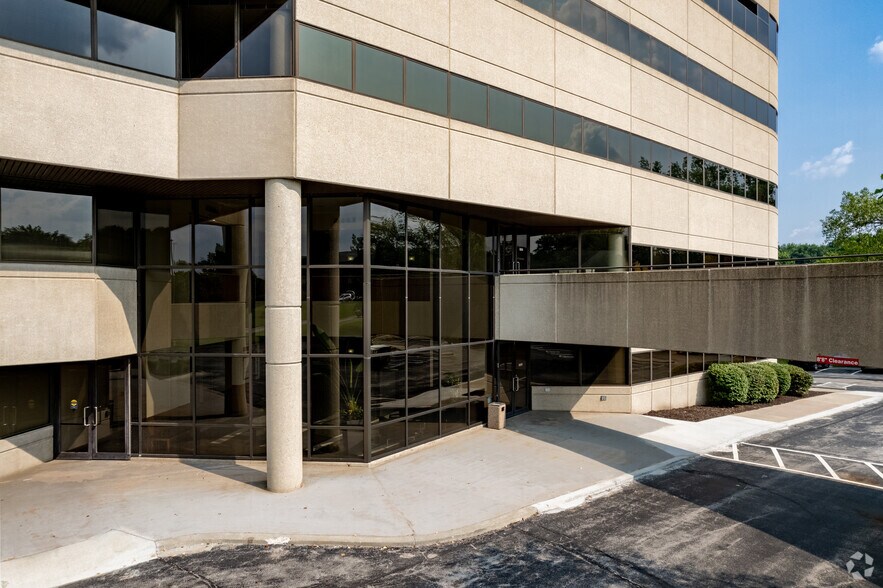 More Photos Of 9200 Ward Pky, Kansas City Office For Sale