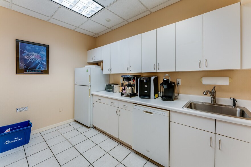 More Photos Of 8660 S Tamiami Trl, Sarasota Office For Sale