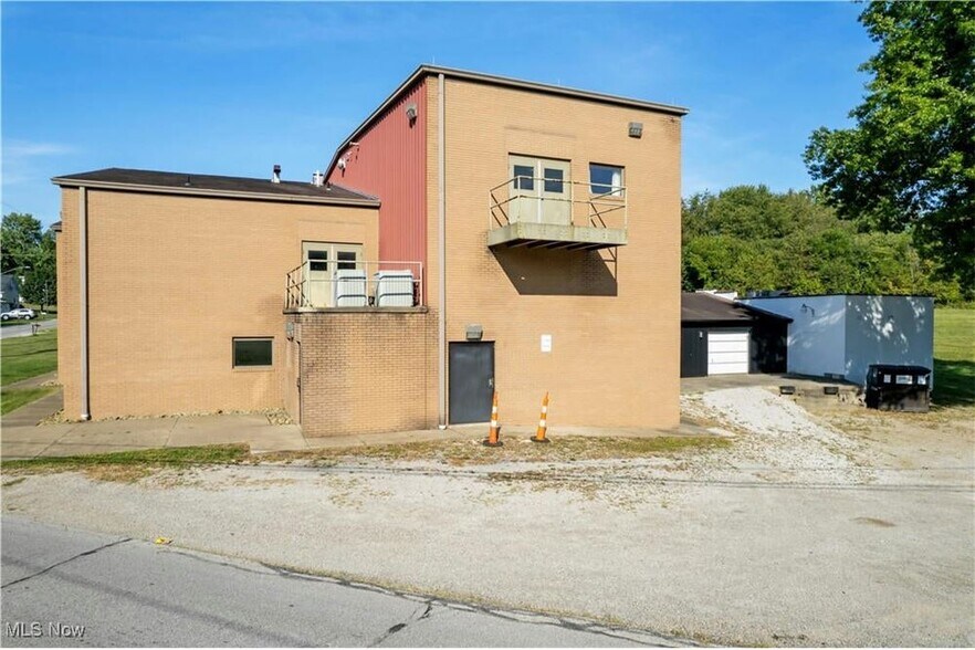 More Photos Of 390 E Wood St, Shreve Flex For Sale