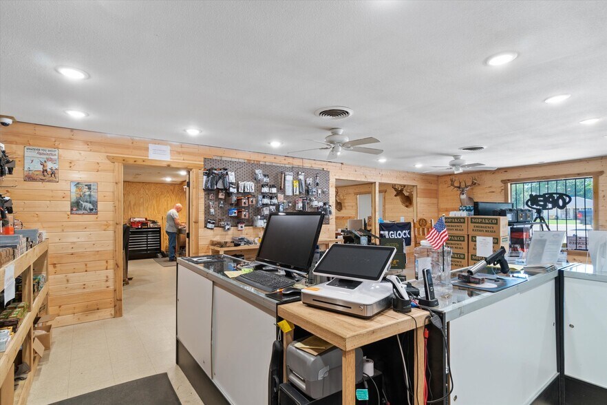More Photos Of 701 E Pine St, Edgewood Flex For Lease