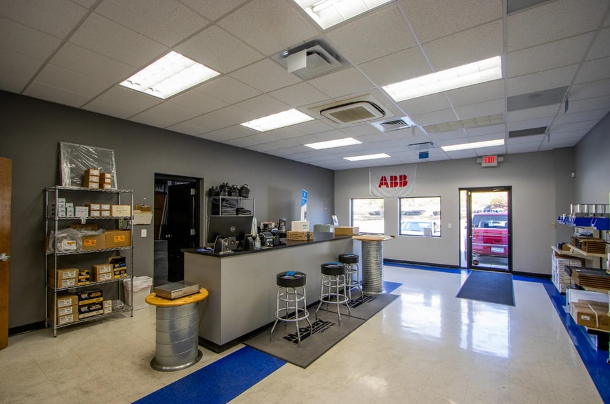 More Photos Of 104 Vantage Point Dr, West Columbia Showroom For Lease