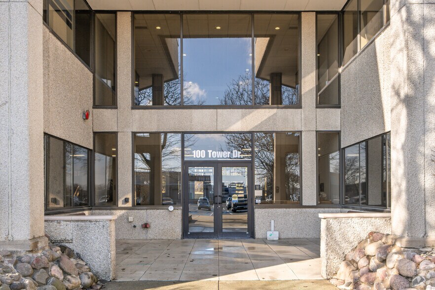 More Photos Of 100 Tower Dr, Burr Ridge Medical For Lease