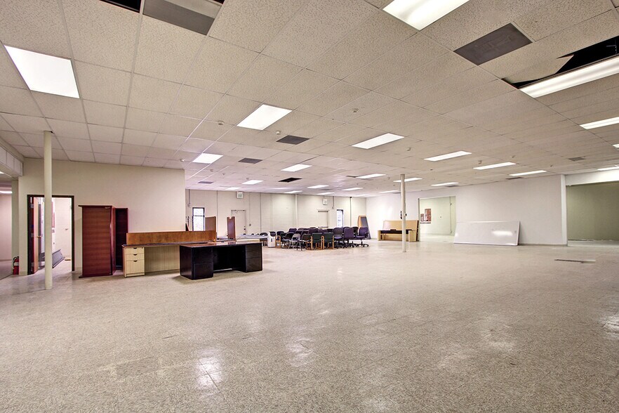 More Photos Of 10499 W Bradford Rd, Littleton Light Manufacturing For Sale