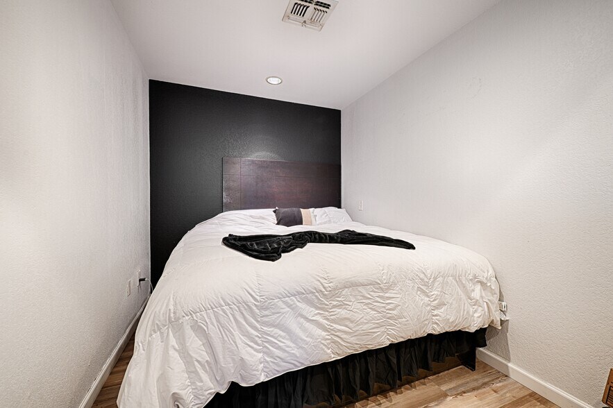 More Photos Of 110 S Main, Dilley Hotel For Sale